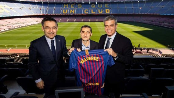 Ernesto Valverde posa con Bartomeu tras su renovación con el club catalán.