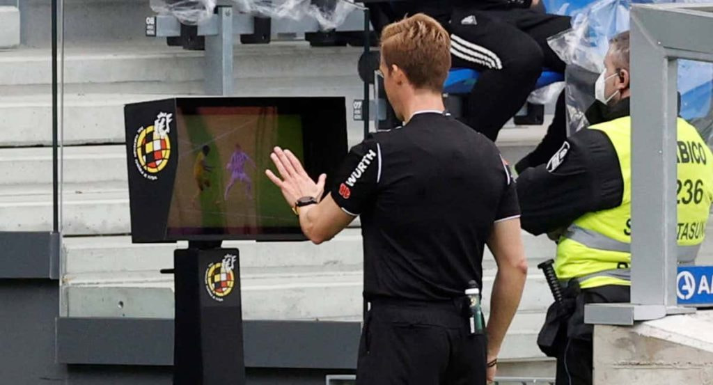 El VAR en un partido entre la Real Sociedad y el Cádiz.