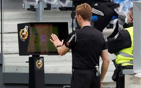 El VAR en un partido entre la Real Sociedad y el Cádiz.