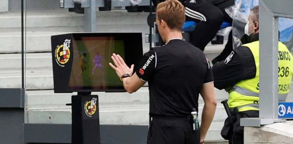 El VAR en un partido entre la Real Sociedad y el Cádiz.