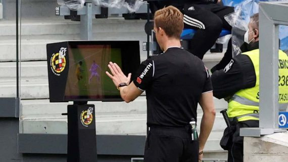 El VAR en un partido entre la Real Sociedad y el Cádiz.