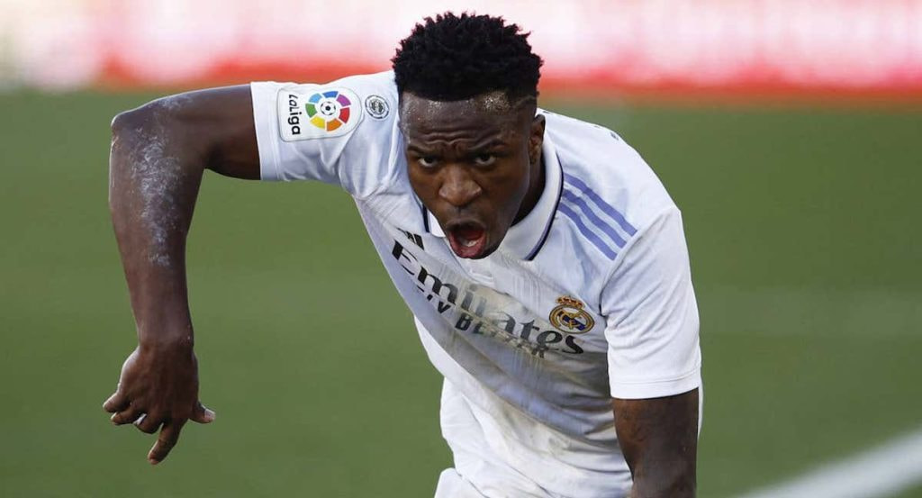 Vinicius protesta una falta contra el Mallorca.