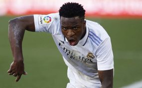 Vinicius protesta una falta contra el Mallorca.
