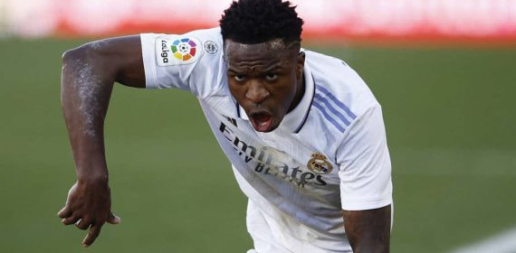 Vinicius protesta una falta contra el Mallorca.