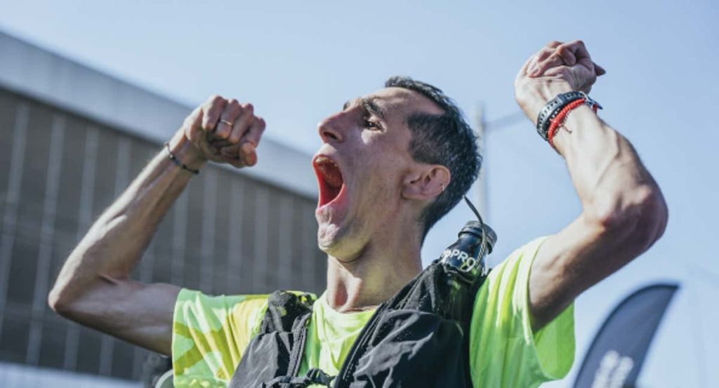Álex Roca tras cruzar la línea de meta del Maratón de Barcelona.