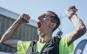 Álex Roca tras cruzar la línea de meta del Maratón de Barcelona.