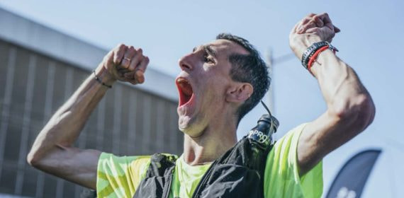 Álex Roca tras cruzar la línea de meta del Maratón de Barcelona.