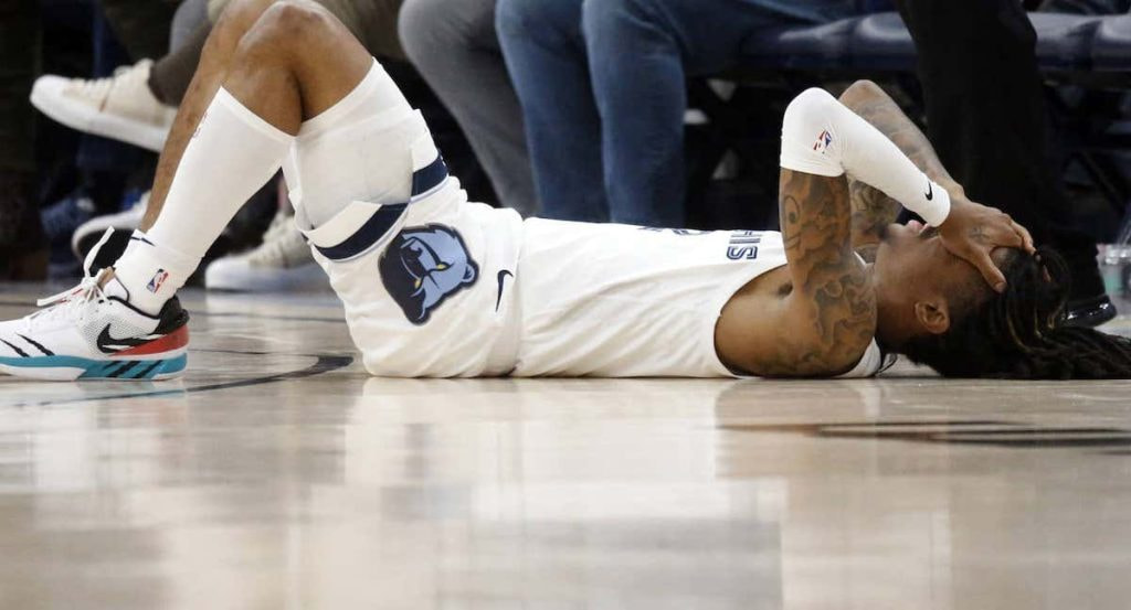 Ja Morant en el suelo tras una caída.