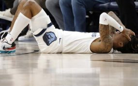 Ja Morant en el suelo tras una caída.