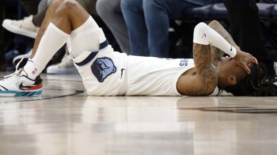 Ja Morant en el suelo tras una caída.