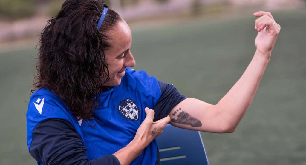 María de Alharilla muestra a Relevo sus tatuajes