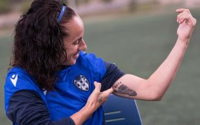 María de Alharilla muestra a Relevo sus tatuajes
