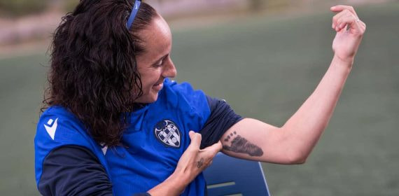 María de Alharilla muestra a Relevo sus tatuajes