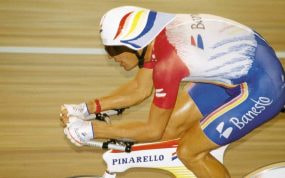 Miguel Indurain rueda con la 'Espada' en el velódromo de Burdeos, en septiembre de 1994.