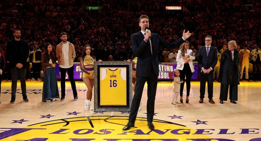 Pau Gasol en el centro del Crypto.com Arena en la ceremonia de retirada de su camiseta.