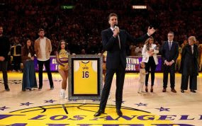 Pau Gasol en el centro del Crypto.com Arena en la ceremonia de retirada de su camiseta.
