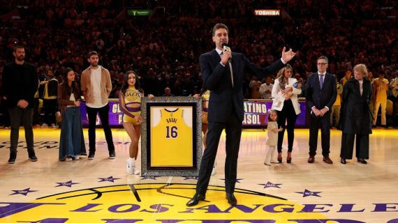 Pau Gasol en el centro del Crypto.com Arena en la ceremonia de retirada de su camiseta.