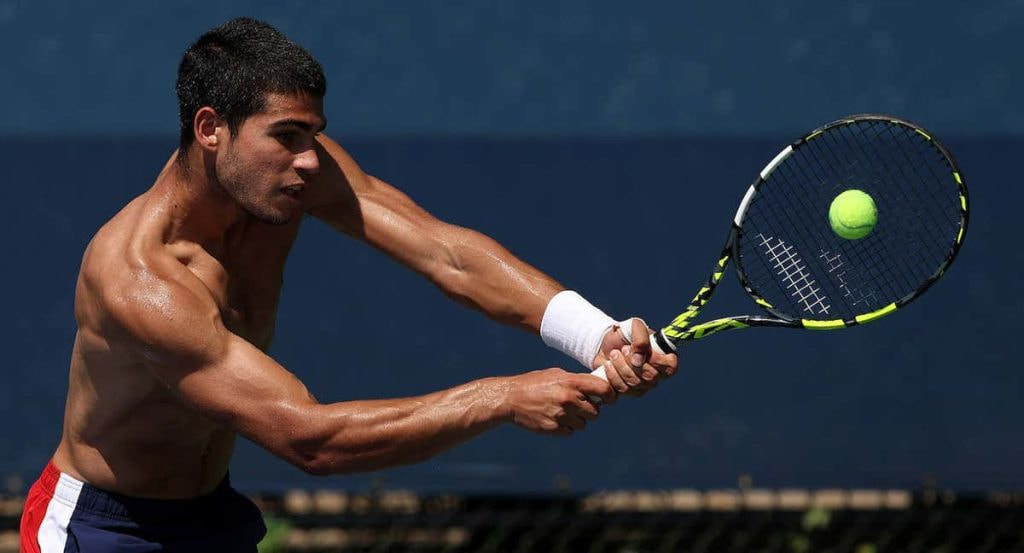 Carlos Alcaraz entrena sin camiseta durante el último US Open.