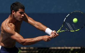 Carlos Alcaraz entrena sin camiseta durante el último US Open.