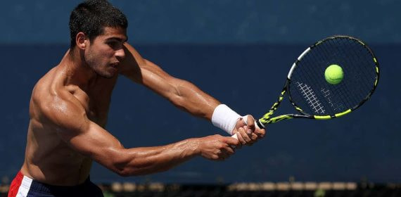 Carlos Alcaraz entrena sin camiseta durante el último US Open.