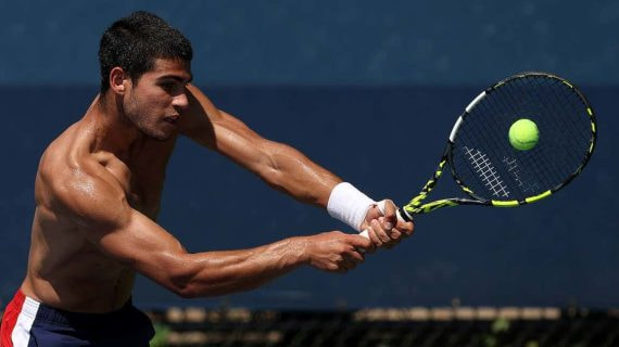 Carlos Alcaraz entrena sin camiseta durante el último US Open.