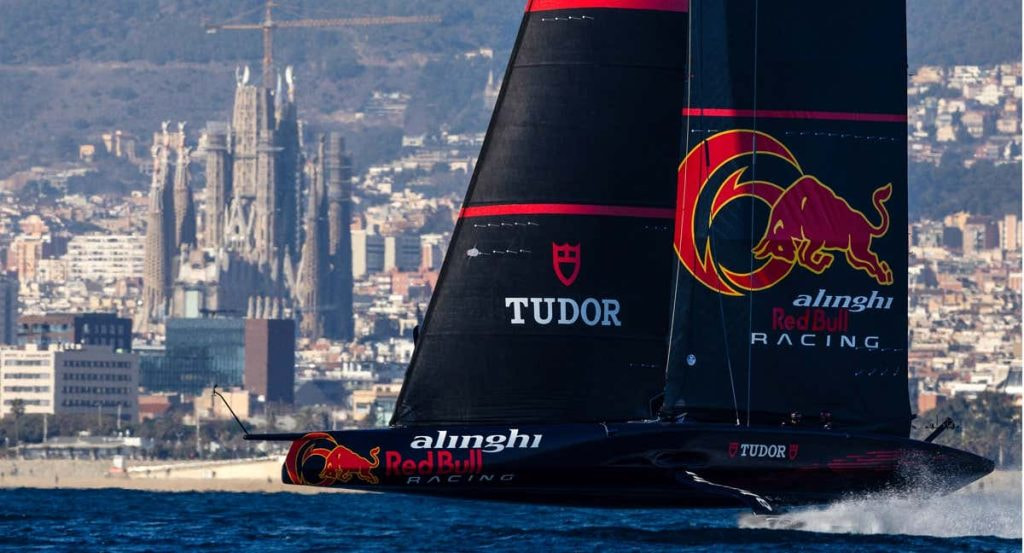 El velero suizo navega en Barcelona con la Sagrada Familia al fondo.