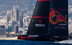 El velero suizo navega en Barcelona con la Sagrada Familia al fondo.