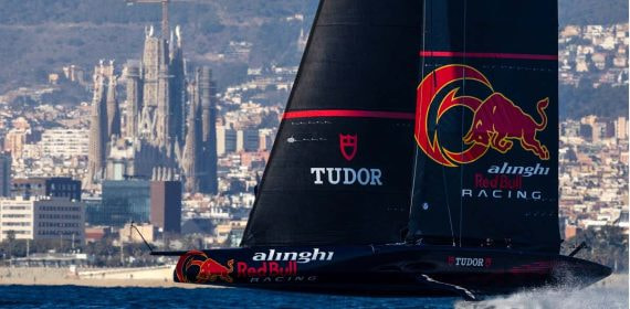 El velero suizo navega en Barcelona con la Sagrada Familia al fondo.