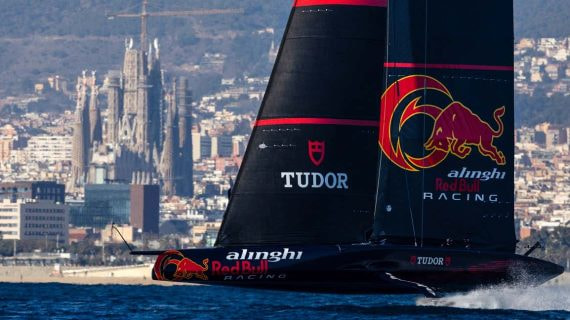 El velero suizo navega en Barcelona con la Sagrada Familia al fondo.