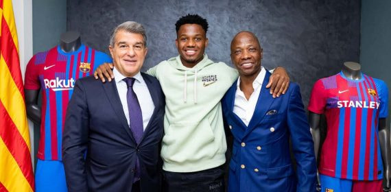 Laporta, Ansu y Bori, durante la firma.