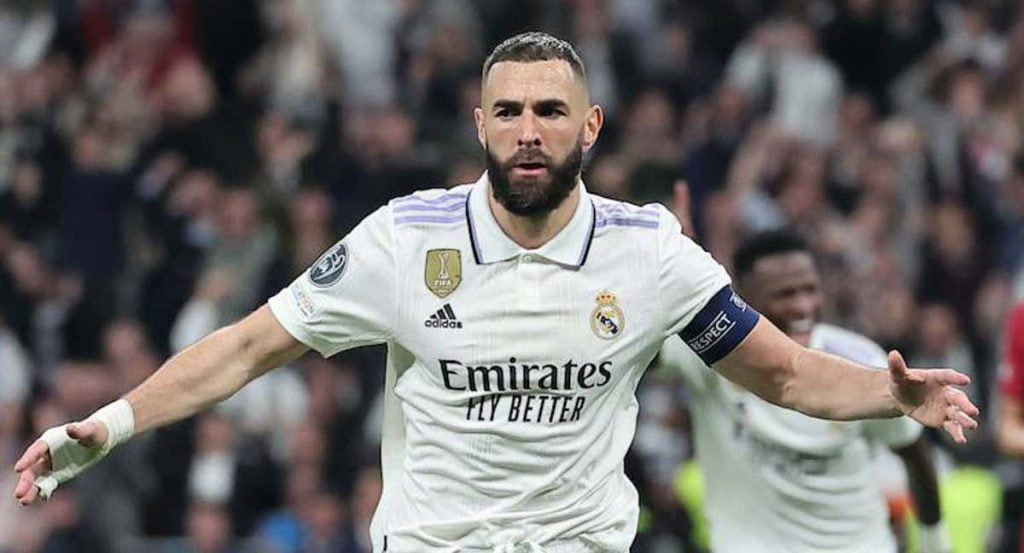 Benzema celebra su gol contra el Liverpool en Champions League.