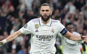 Benzema celebra su gol contra el Liverpool en Champions League.