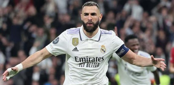 Benzema celebra su gol contra el Liverpool en Champions League.