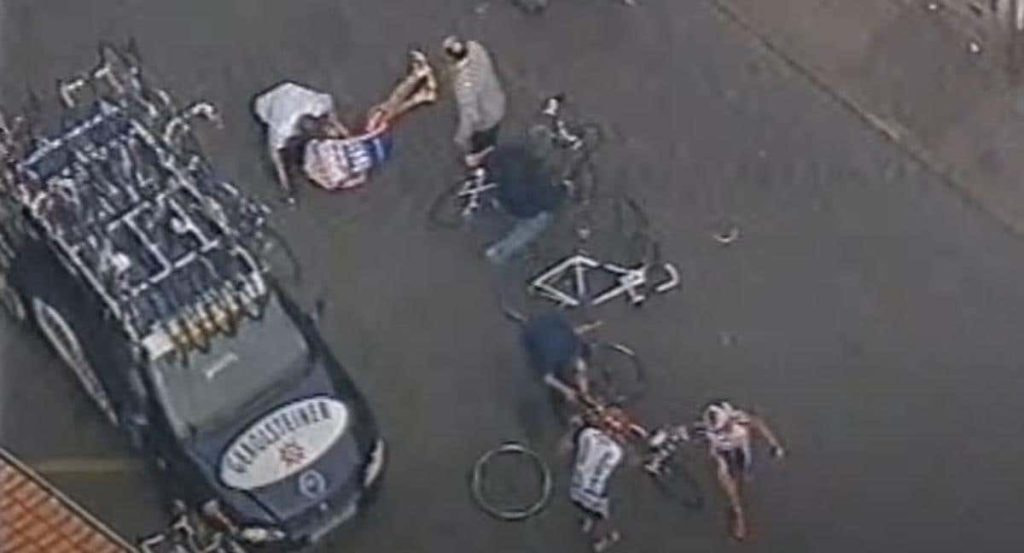 Imagen del ciclista Andrei Kivilev tras su caída.