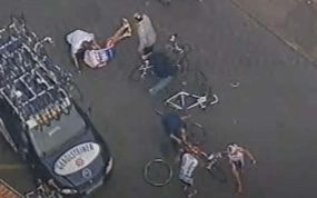 Imagen del ciclista Andrei Kivilev tras su caída.