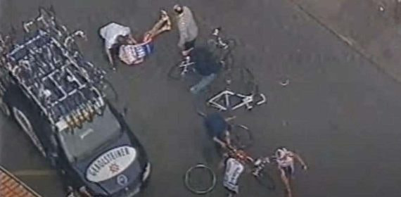 Imagen del ciclista Andrei Kivilev tras su caída.