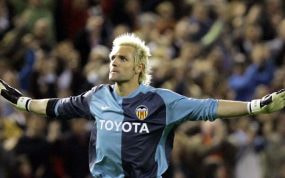 Santiago Cañizares en un partido con el Valencia