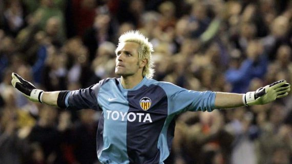 Santiago Cañizares en un partido con el Valencia