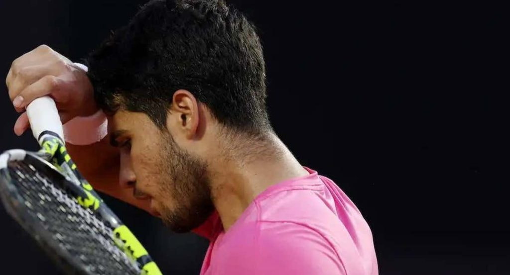 Carlos Alcaraz durante un partido de tenis.