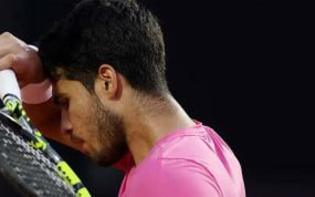 Carlos Alcaraz durante un partido de tenis.