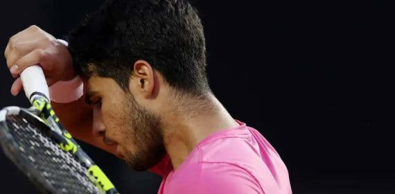 Carlos Alcaraz durante un partido de tenis.