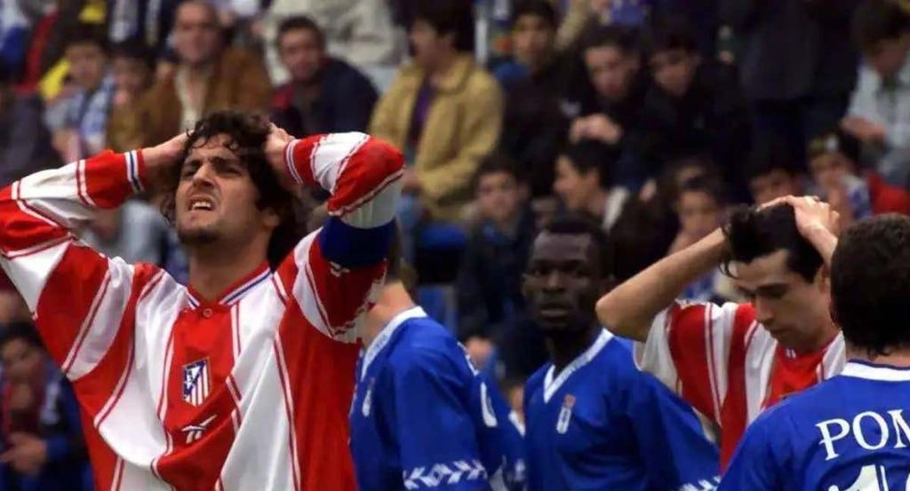 Kiko, del Atlético, se lamenta durante el partido del descenso contra el Oviedo en el 2000.