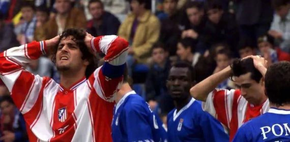 Kiko, del Atlético, se lamenta durante el partido del descenso contra el Oviedo en el 2000.
