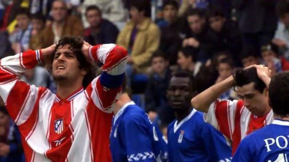 Kiko, del Atlético, se lamenta durante el partido del descenso contra el Oviedo en el 2000.