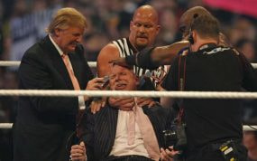 Donald Trump rapa el pelo a Vince McMahon con la ayuda de Stone Cold y Bobby Lashley.