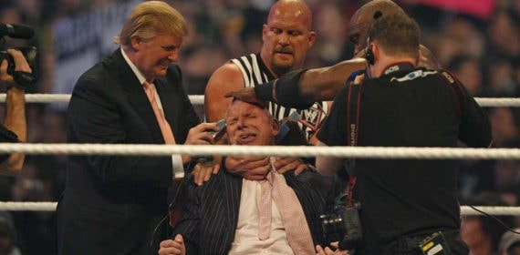 Donald Trump rapa el pelo a Vince McMahon con la ayuda de Stone Cold y Bobby Lashley.