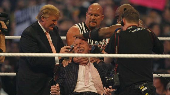 Donald Trump rapa el pelo a Vince McMahon con la ayuda de Stone Cold y Bobby Lashley.