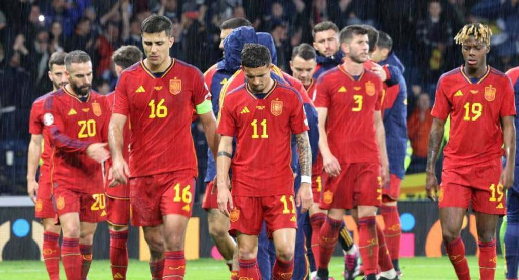 Los jugadores españoles, retirándose del partido.