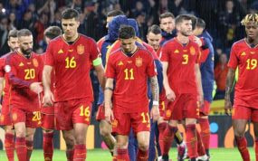 Los jugadores españoles, retirándose del partido.