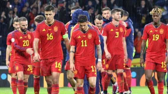 Los jugadores españoles, retirándose del partido.